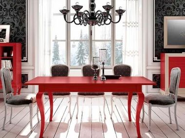 comedor con mesa roja y sillas blancas tapizadas en marron