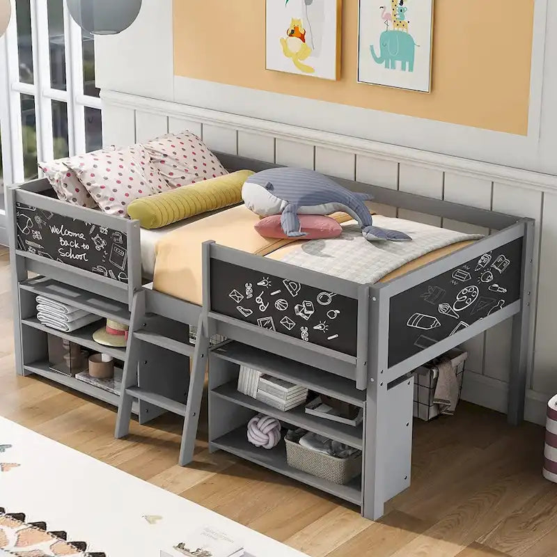 Cama baja tipo loft individual con 2 estantes, escalera y pizarra