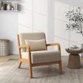 Sillón tapizado en tela con patas de madera