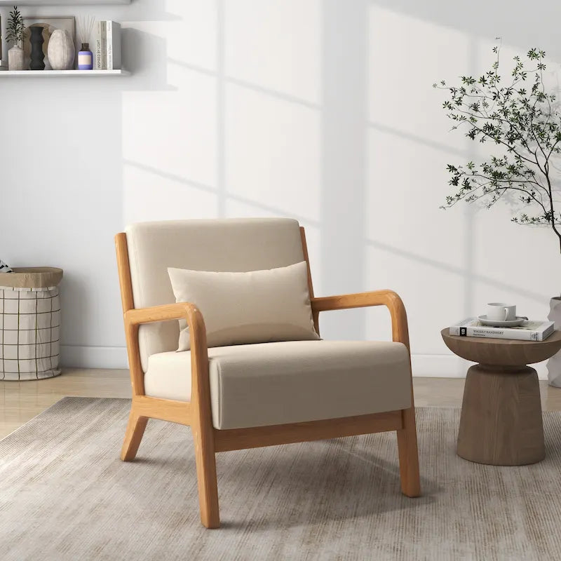 Sillón tapizado en tela con patas de madera