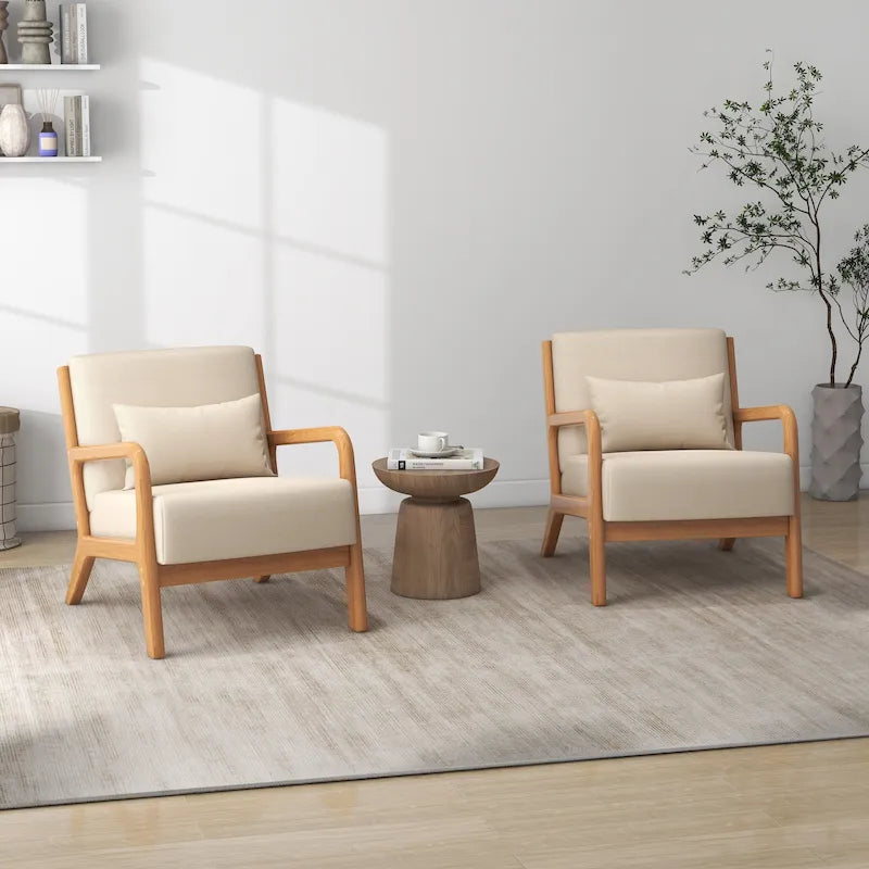 Sillón tapizado en tela con patas de madera