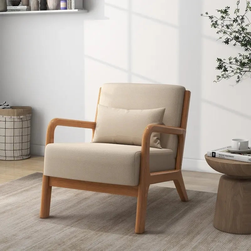 Sillón tapizado en tela con patas de madera