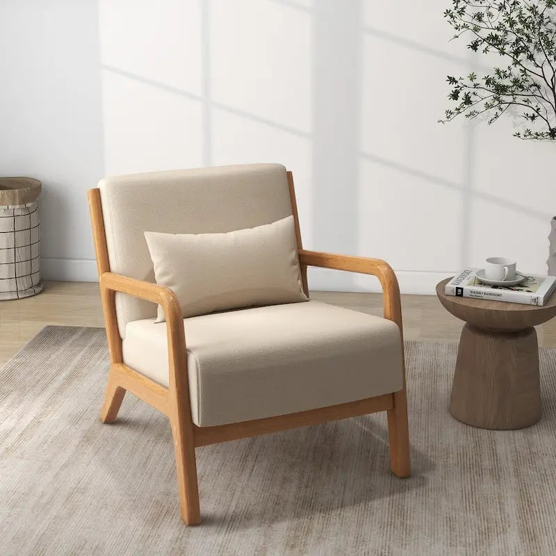 Sillón tapizado en tela con patas de madera