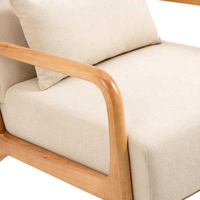 Sillón tapizado en tela con patas de madera
