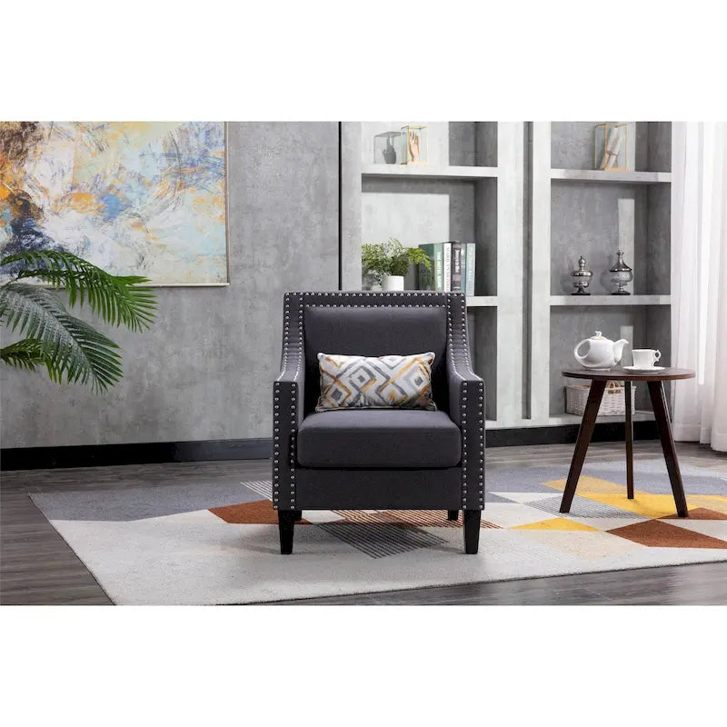 Sillón de tela de lino con detalles de tachuelas y patas de madera maciza
