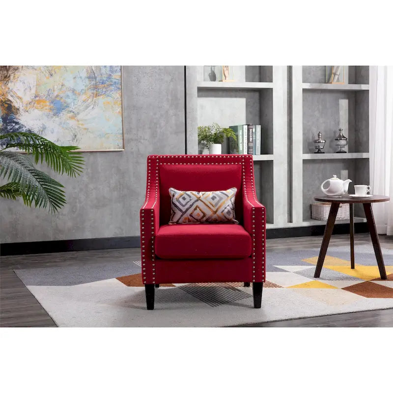 Sillón de tela de lino con detalles de tachuelas y patas de madera maciza
