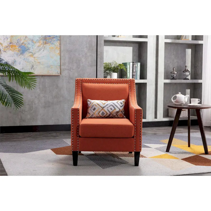 Sillón de tela de lino con detalles de tachuelas y patas de madera maciza