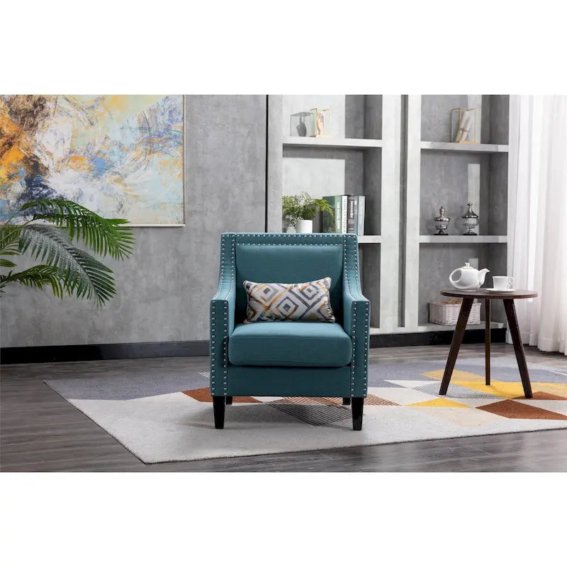 Sillón de tela de lino con detalles de tachuelas y patas de madera maciza