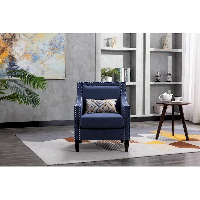 Sillón de tela de lino con detalles de tachuelas y patas de madera maciza