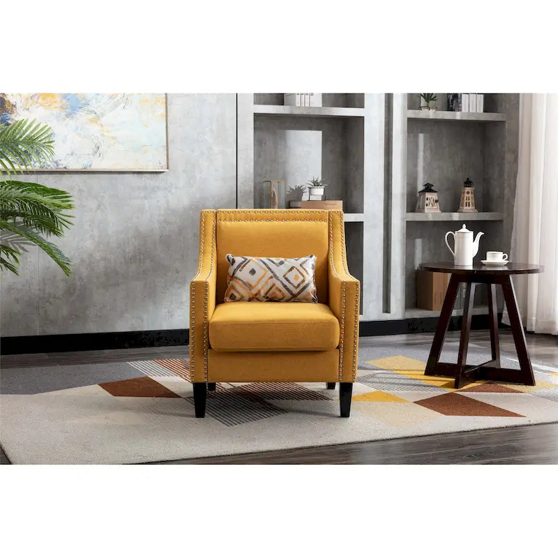 Sillón de tela de lino con detalles de tachuelas y patas de madera maciza
