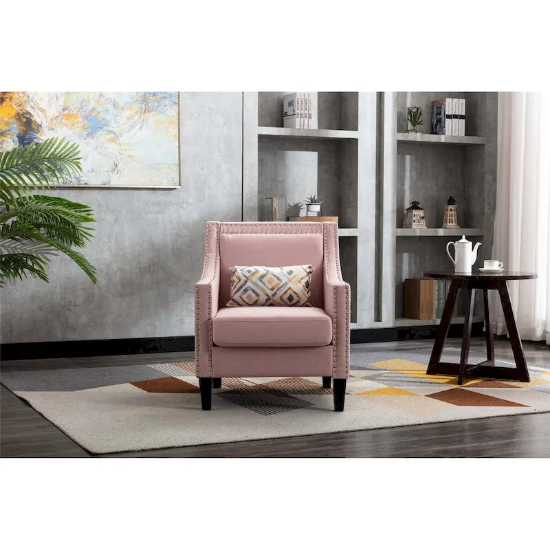 Sillón de tela de lino con detalles de tachuelas y patas de madera maciza