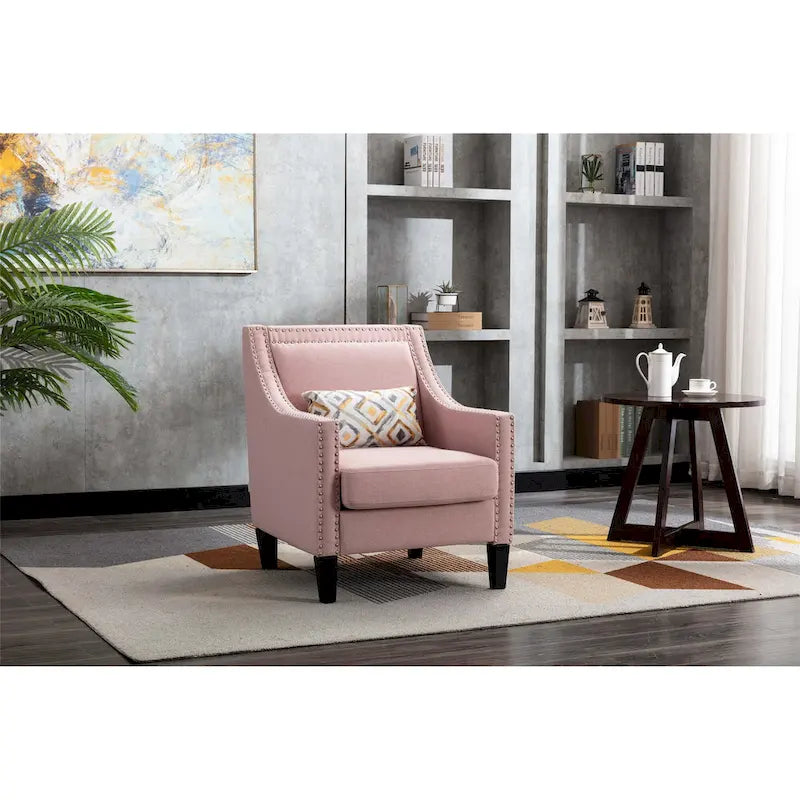 Sillón de tela de lino con detalles de tachuelas y patas de madera maciza