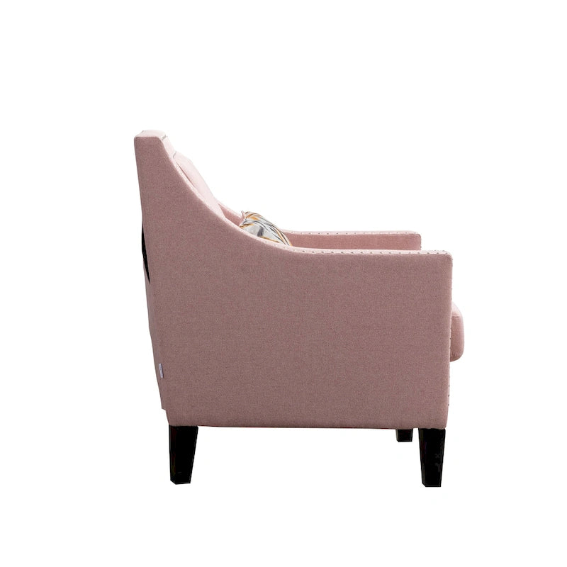 Sillón de tela de lino con detalles de tachuelas y patas de madera maciza