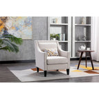 Sillón de tela de lino con detalles de tachuelas y patas de madera maciza