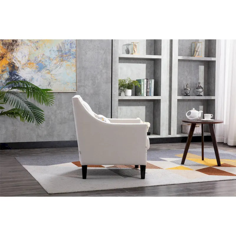 Sillón de tela de lino con detalles de tachuelas y patas de madera maciza