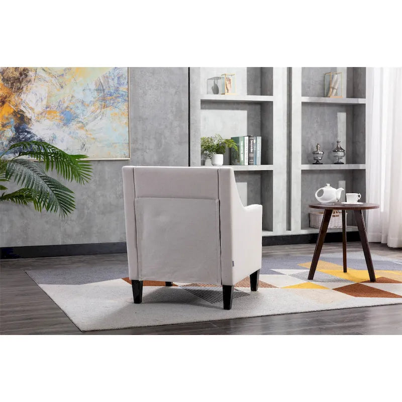 Sillón de tela de lino con detalles de tachuelas y patas de madera maciza