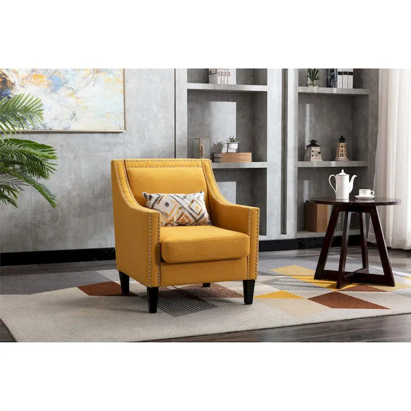 Sillón de tela de lino con detalles de tachuelas y patas de madera maciza