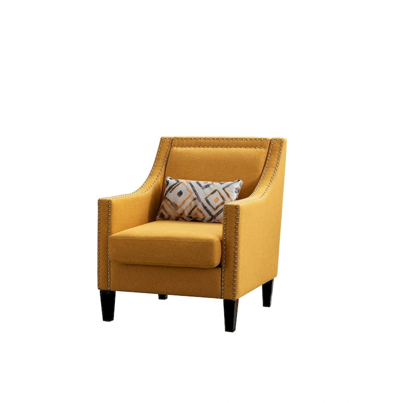 Sillón de tela de lino con detalles de tachuelas y patas de madera maciza