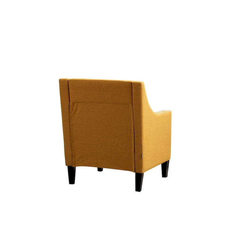 Sillón de tela de lino con detalles de tachuelas y patas de madera maciza