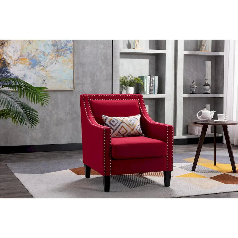 Sillón de tela de lino con detalles de tachuelas y patas de madera maciza