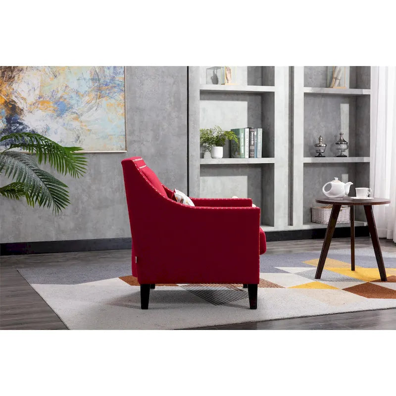 Sillón de tela de lino con detalles de tachuelas y patas de madera maciza