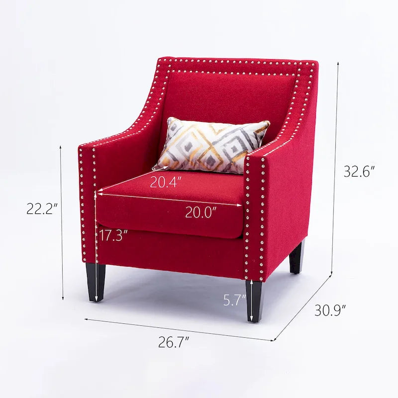 Sillón de tela de lino con detalles de tachuelas y patas de madera maciza