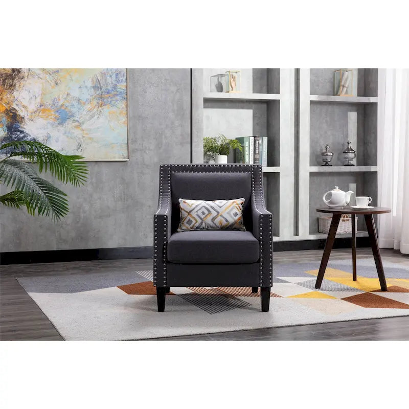 Sillón de tela de lino con detalles de tachuelas y patas de madera maciza
