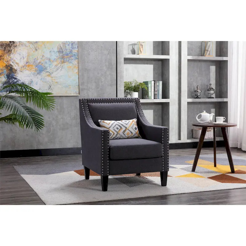 Sillón de tela de lino con detalles de tachuelas y patas de madera maciza