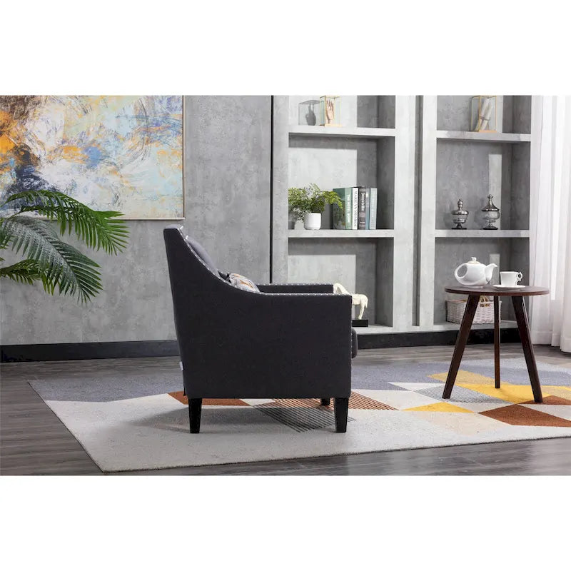 Sillón de tela de lino con detalles de tachuelas y patas de madera maciza