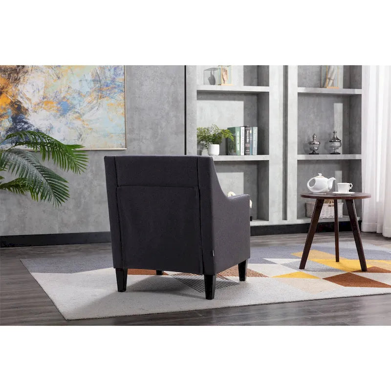 Sillón de tela de lino con detalles de tachuelas y patas de madera maciza