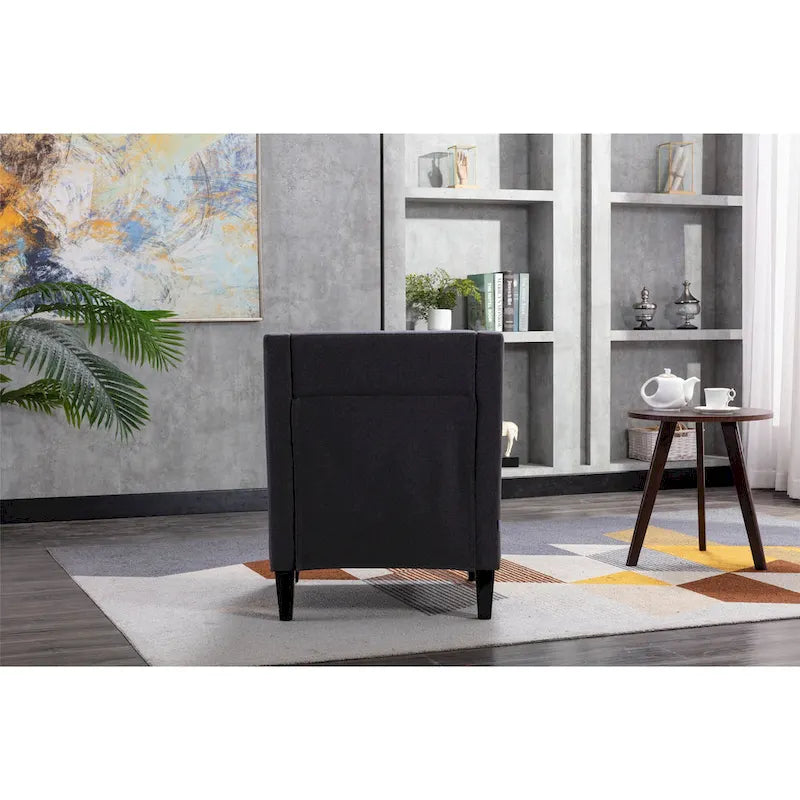Sillón de tela de lino con detalles de tachuelas y patas de madera maciza