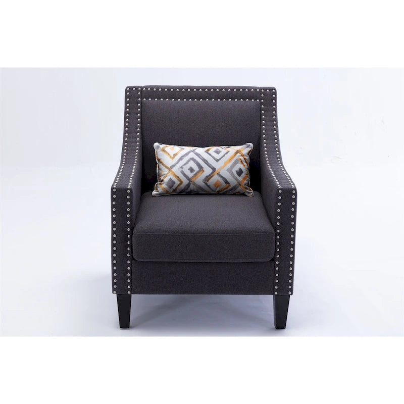 Sillón de tela de lino con detalles de tachuelas y patas de madera maciza