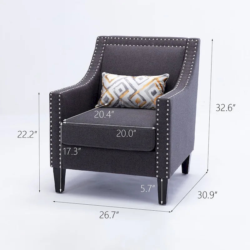 Sillón de tela de lino con detalles de tachuelas y patas de madera maciza