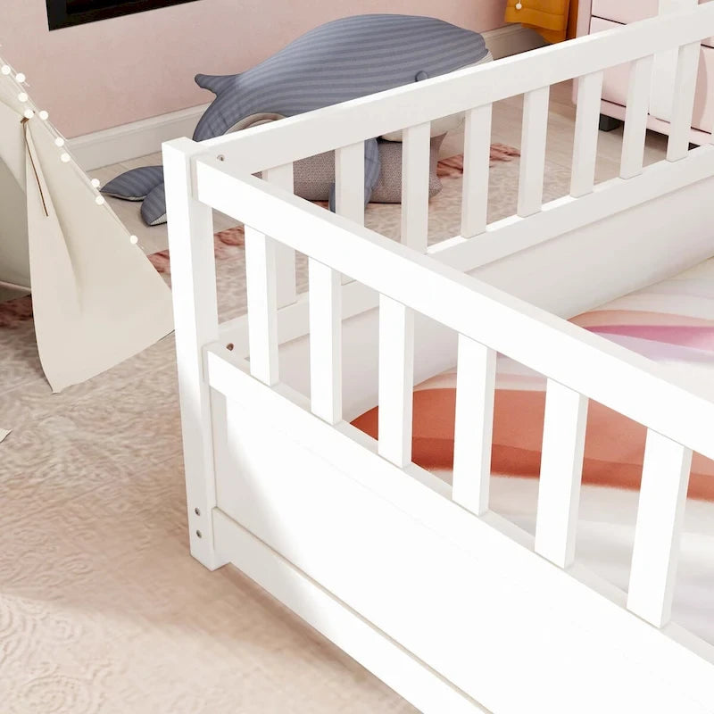 Cama de piso de madera de pino para niños con estructura de cerca