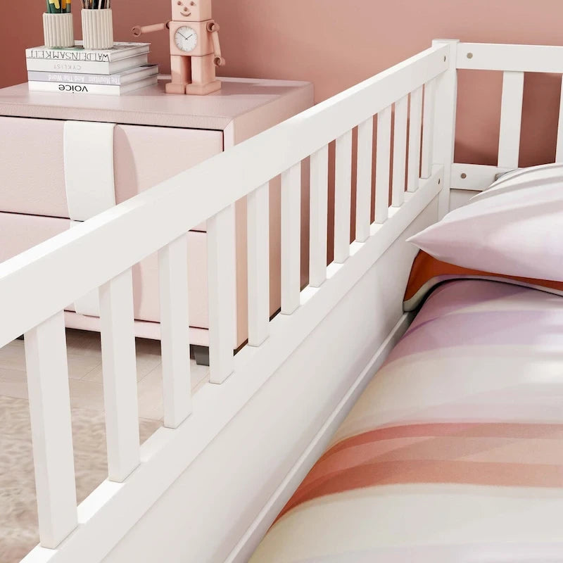 Cama de piso de madera de pino para niños con estructura de cerca