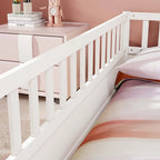 Cama de piso de madera de pino para niños con estructura de cerca