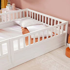 Cama de piso de madera de pino para niños con estructura de cerca