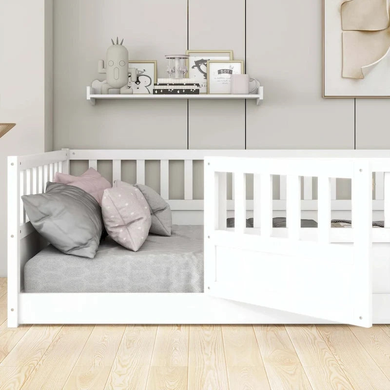 Cama de piso de madera de pino para niños con estructura de cerca