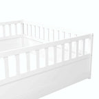 Cama de piso de madera de pino para niños con estructura de cerca
