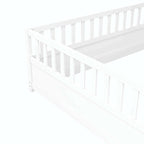 Cama de piso de madera de pino para niños con estructura de cerca