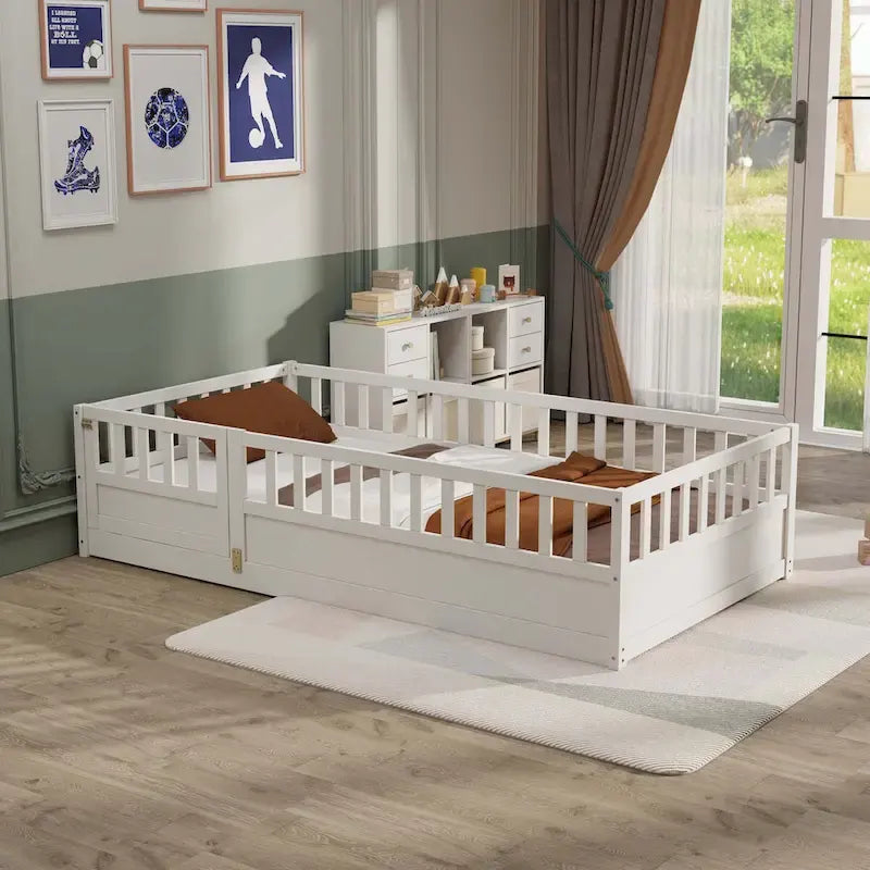 Cama de piso de madera de pino para niños con estructura de cerca