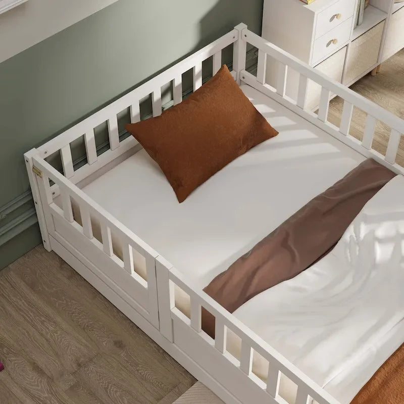 Cama de piso de madera de pino para niños con estructura de cerca