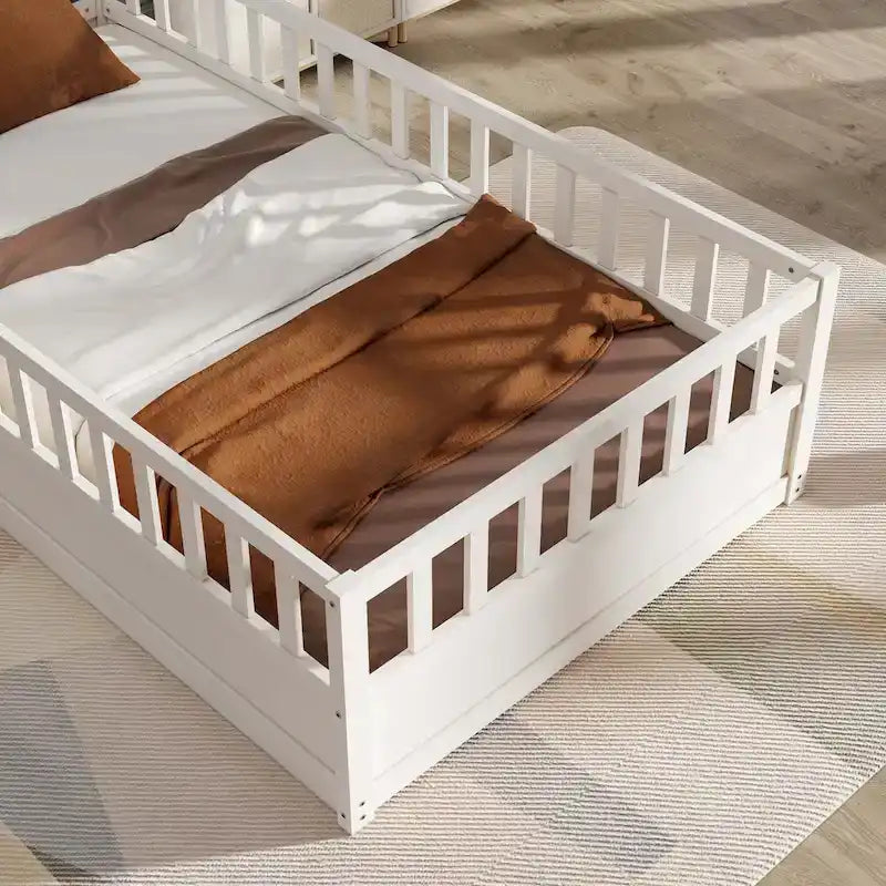 Cama de piso de madera de pino para niños con estructura de cerca