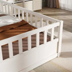 Cama de piso de madera de pino para niños con estructura de cerca