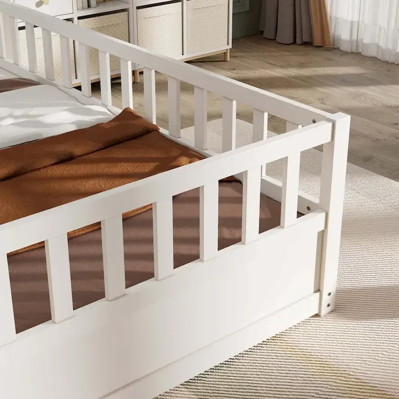 Cama de piso de madera de pino para niños con estructura de cerca