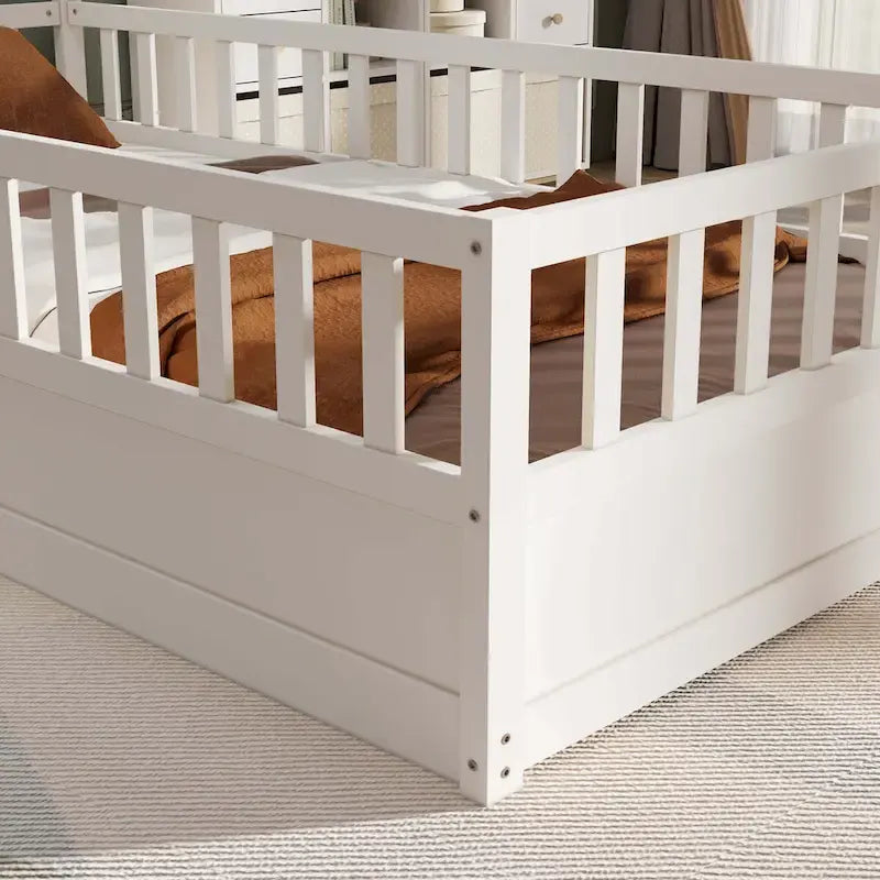 Cama de piso de madera de pino para niños con estructura de cerca