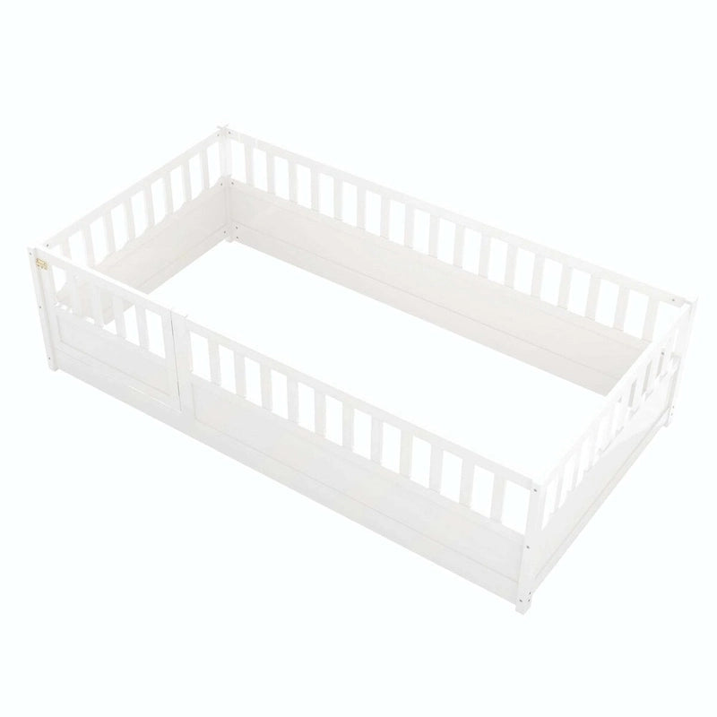 Cama de piso de madera de pino para niños con estructura de cerca