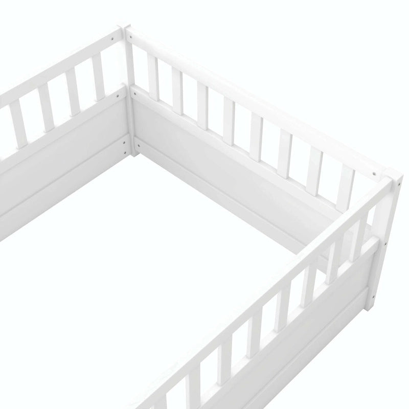 Cama de piso de madera de pino para niños con estructura de cerca