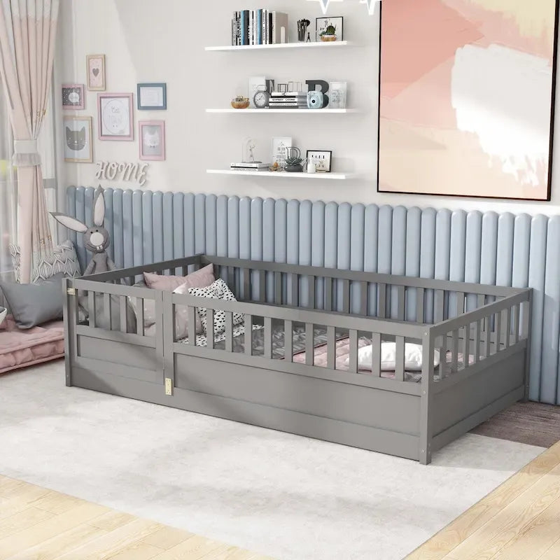 Cama de piso de madera de pino para niños con estructura de cerca