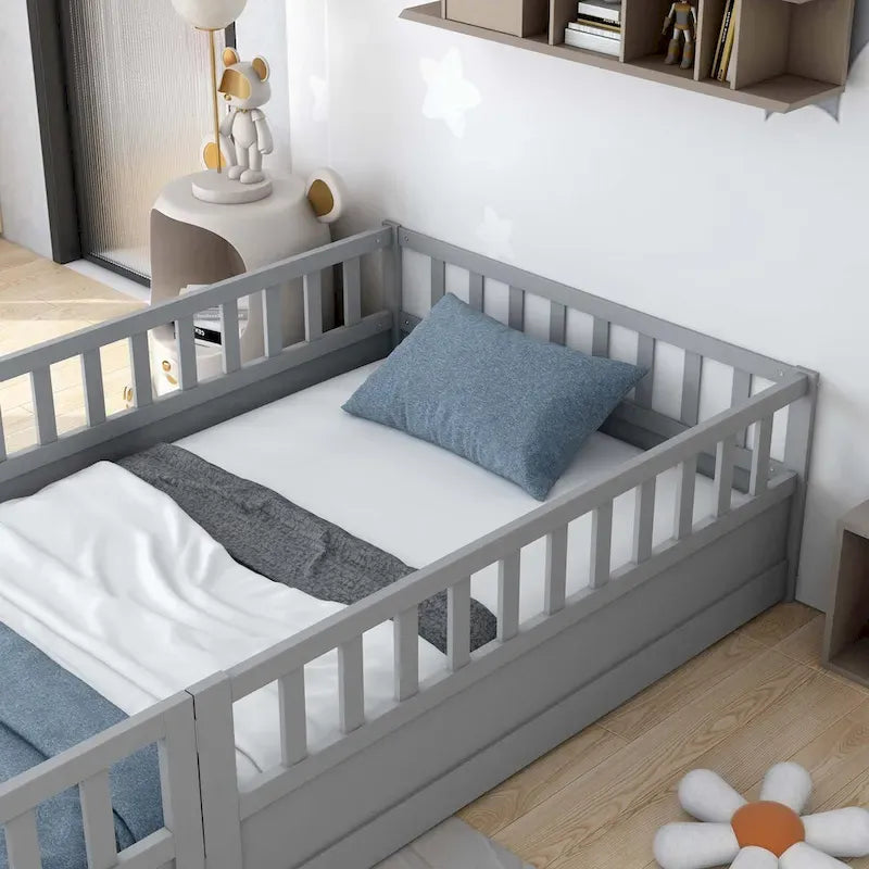 Cama de piso de madera de pino para niños con estructura de cerca